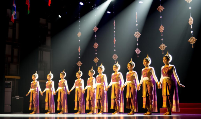 礼仪表演报幕词:（礼仪表演报幕词怎么写）