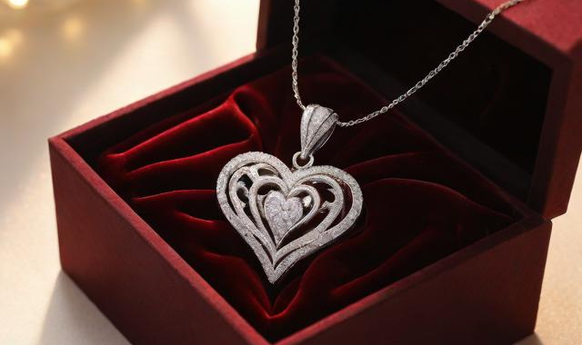 女友初次见面礼物:（女朋友见面礼送什么好）