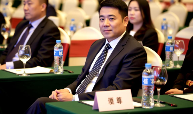 商务宴请座次礼仪:（在商务宴请中,座次顺序通常有哪些原则?）