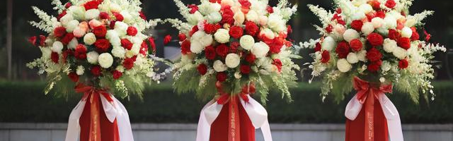 献花篮礼仪:（敬献花篮礼仪）