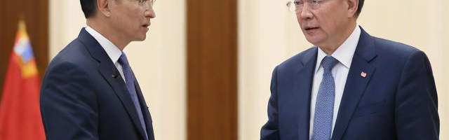 陪同领导视察礼仪:（陪领导视察站在领导哪边?）