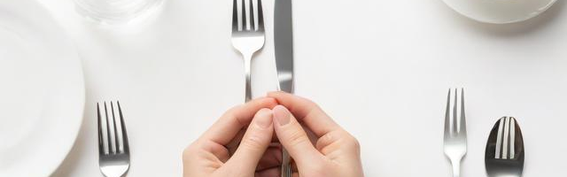 餐桌礼仪注意:（餐桌礼仪规矩）