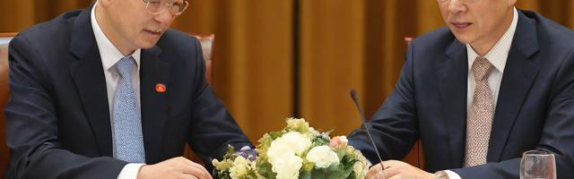 中国餐桌上的礼仪:（中国餐桌礼仪举例）