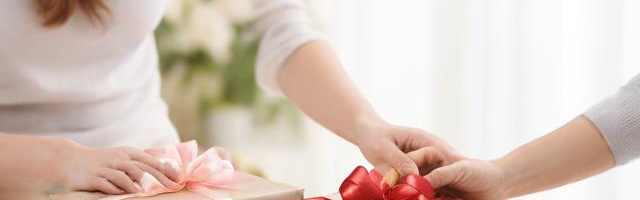 赠送礼物礼仪注意事项:（赠送礼物礼仪注意事项怎么写）