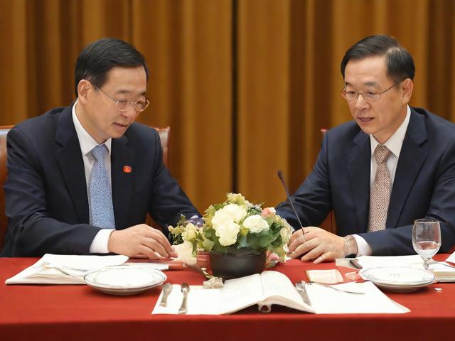 中国餐桌上的礼仪:（中国餐桌礼仪举例）